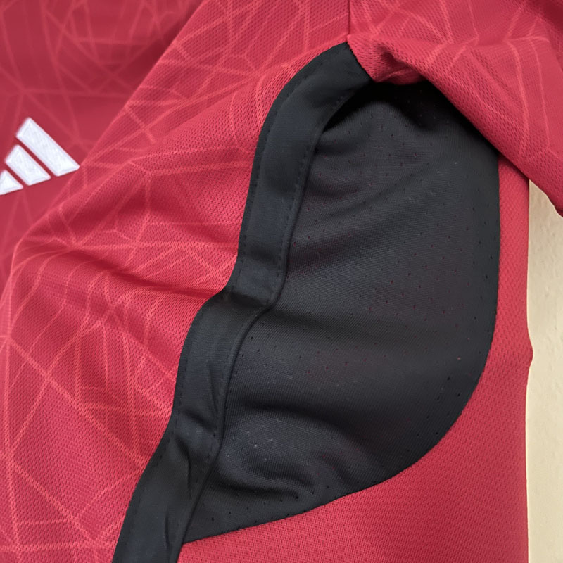 Manchester United F.C. 2023-24 Tricou Acasă Detaliu